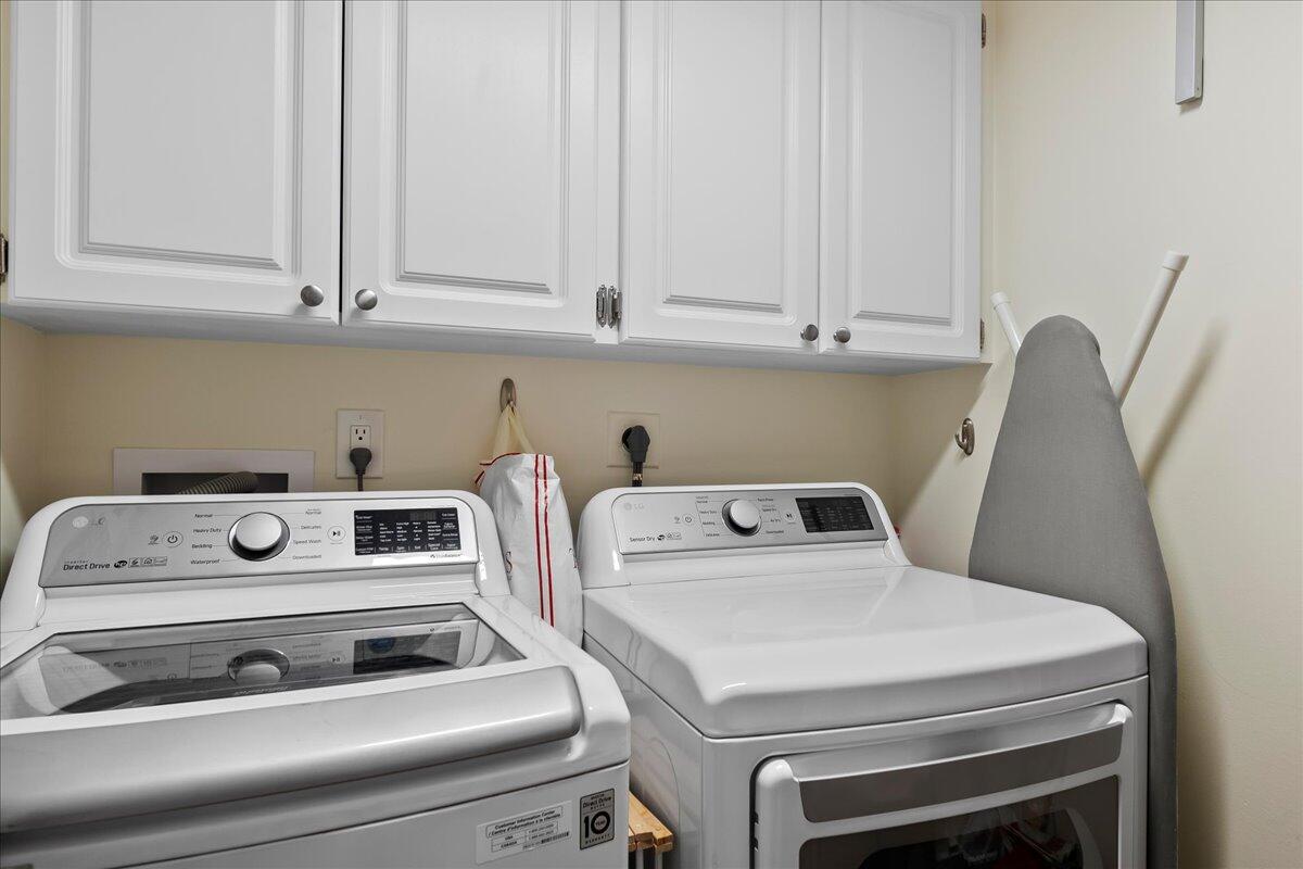 3322 Casseekey Island Road, Unit 901 Jupiter, FL 33477 - Photo 31 of 68 a utility room with dryer and washer