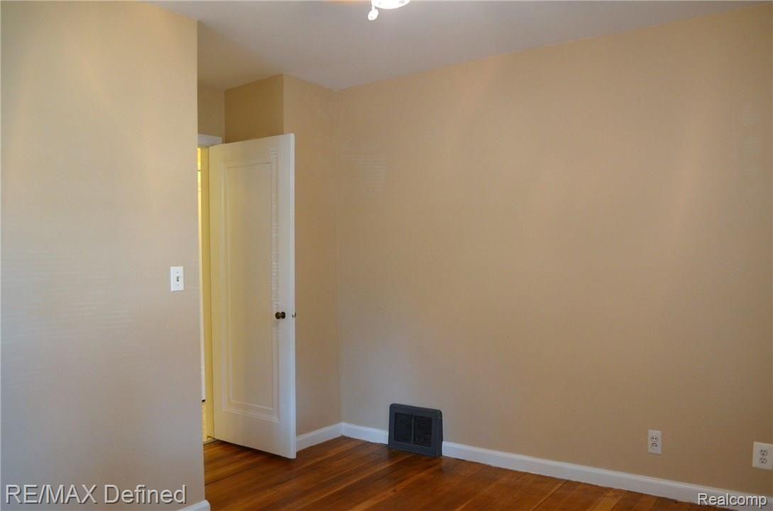 3376 Gregory Road Lake Orion, MI 48359 - Photo 13 of 21 13.jpg