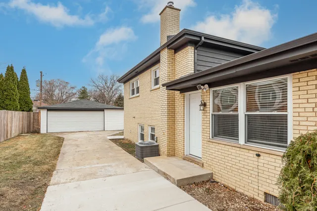 $341,900 | 9804 Massasoit Avenue, Oak Lawn, IL 60453