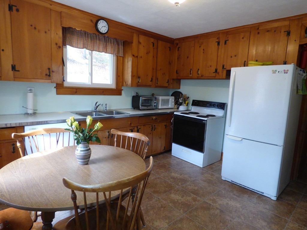 19 Stage Road Deerfield, MA 01373 - Photo 6 of 29 Gallery Image 6