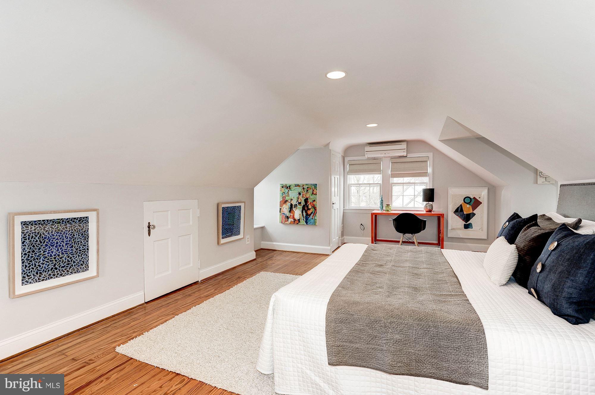 5000 Park Place Bethesda, MD 20816 - Photo 19 of 30 a living room with furniture and a window