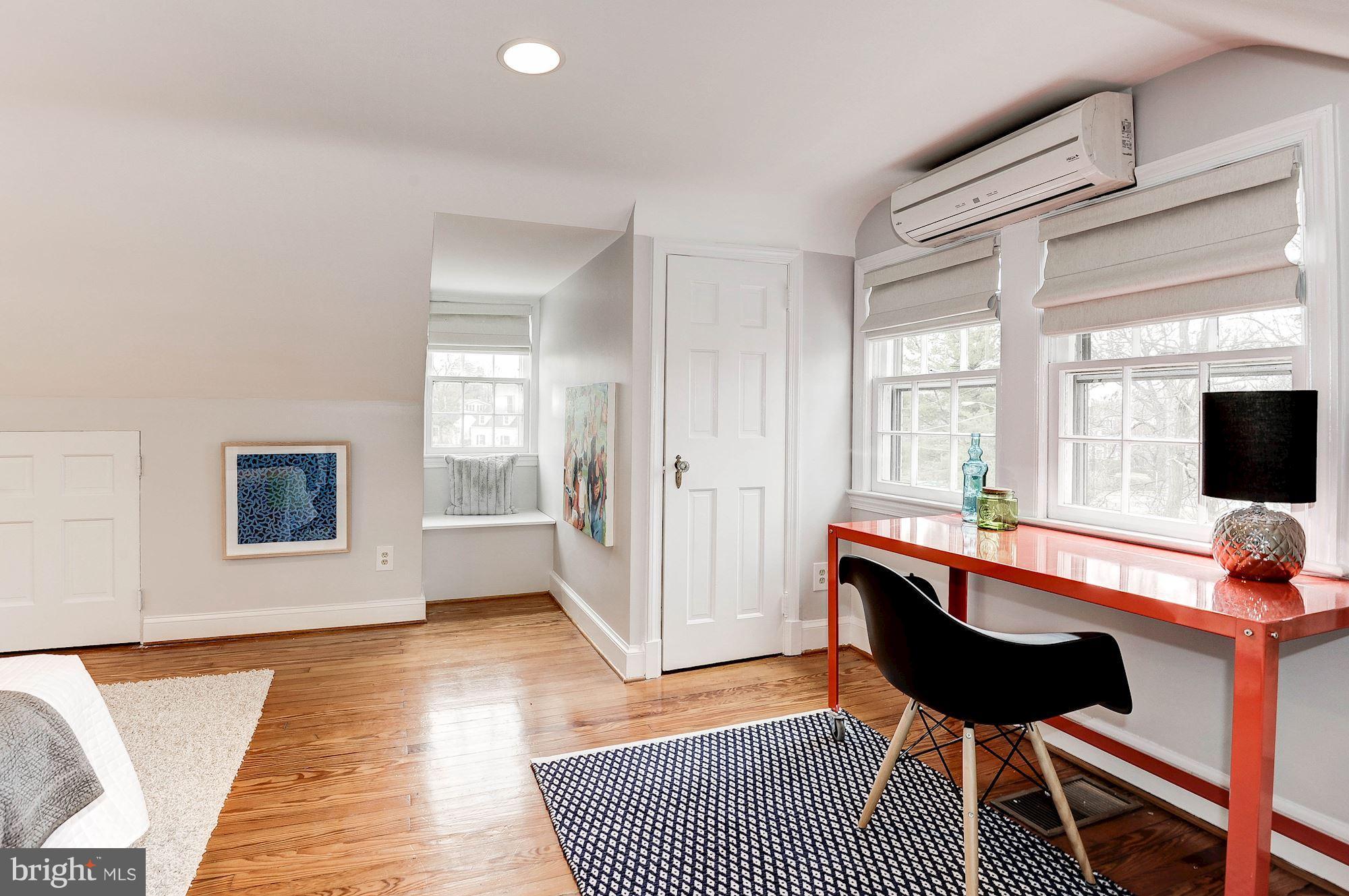 5000 Park Place Bethesda, MD 20816 - Photo 21 of 30 a living room with furniture and a wooden floor