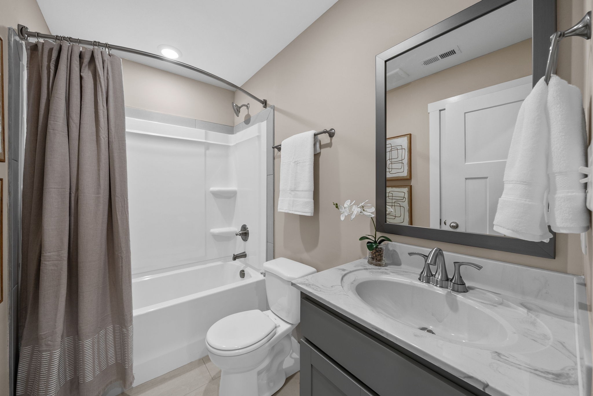 224 Primrose Way Oak Grove, KY 42262 - Photo 11 of 20 a bathroom with a sink a toilet and a large mirror