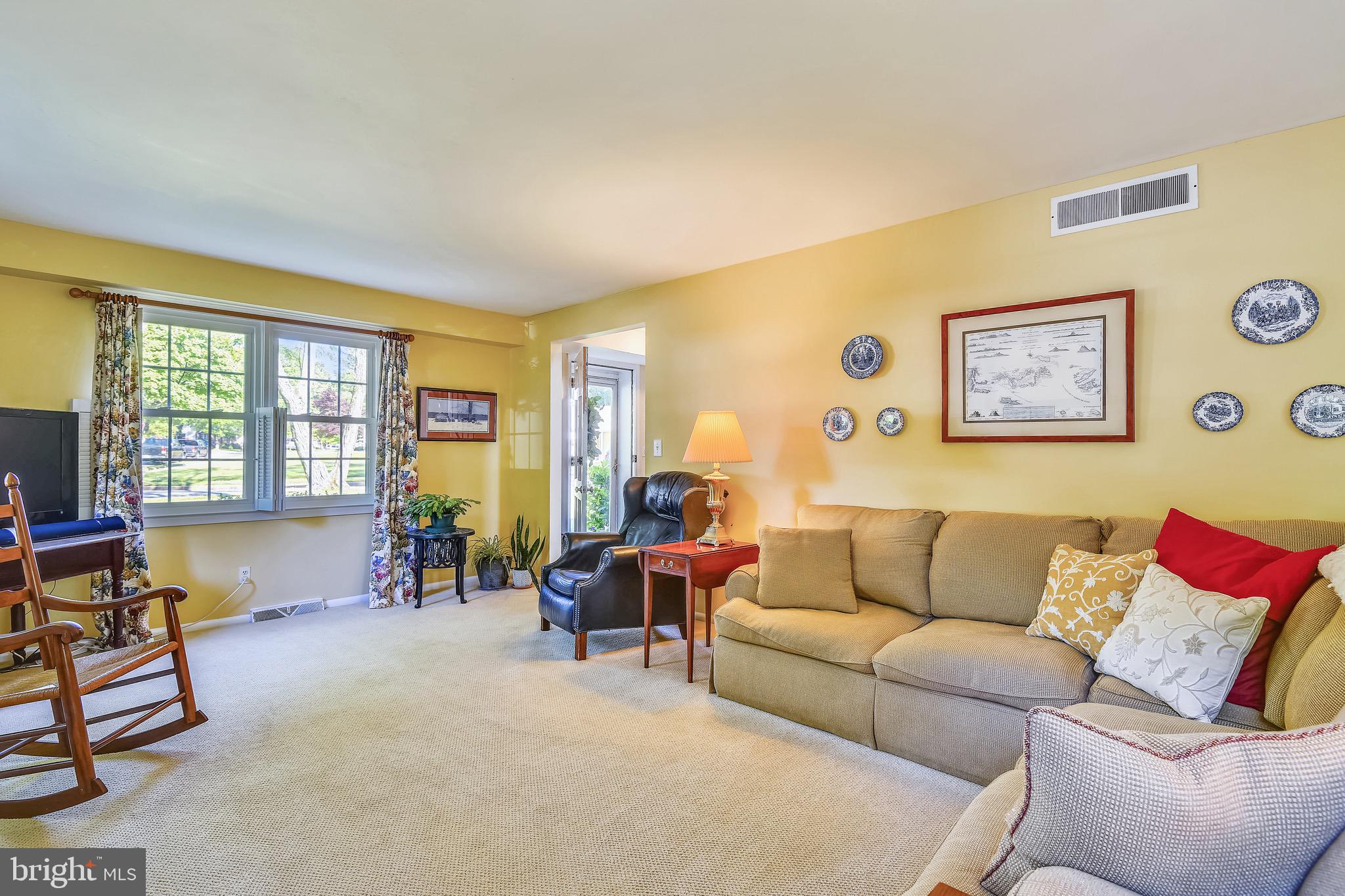 4 Severndale Road Severna Park, MD 21146 - Photo 5 of 44 Plenty of room in this living room.