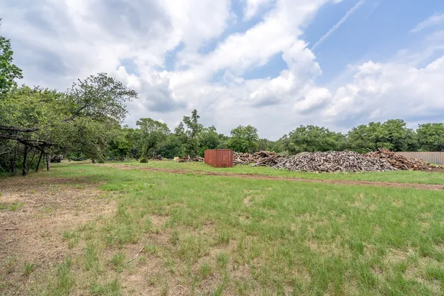 a view of a green field with lots of green space