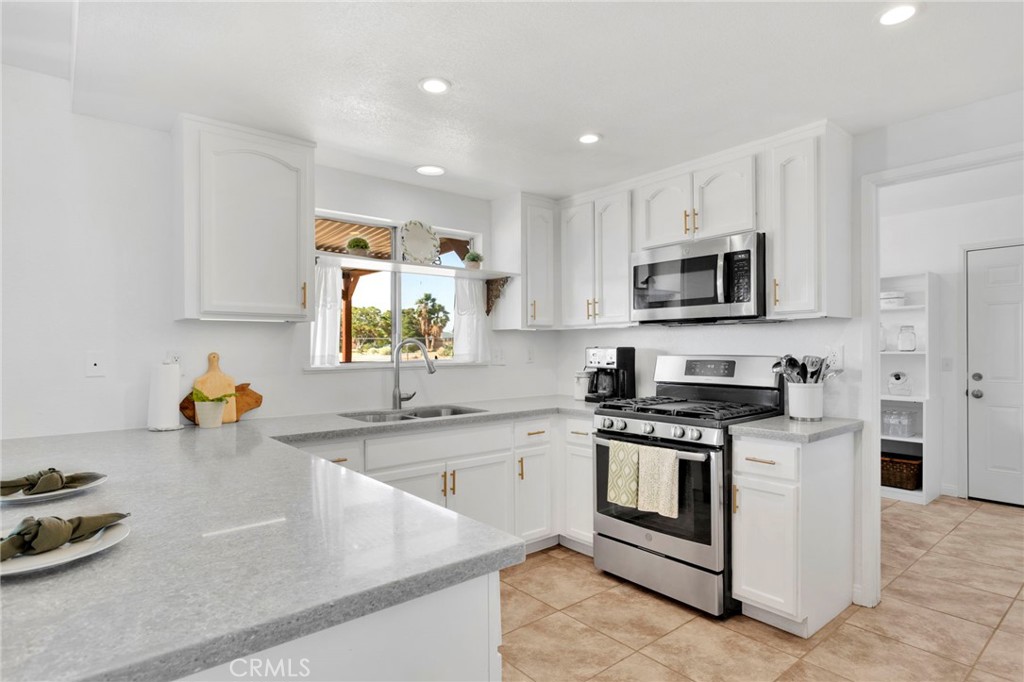 22672 El Centro Road Apple Valley, CA 92307 - Photo 2 of 42 kitchen