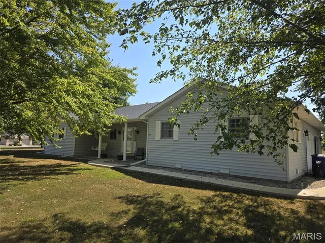 $320,000 | 35 Hickory Road, Nashville, IL 62263