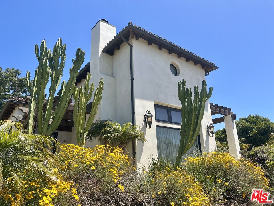 29458 Bluewater Road, Unit GUESTHOUSE Malibu, CA 90265 - Photo 14 of 16 a front view of a house with a yard