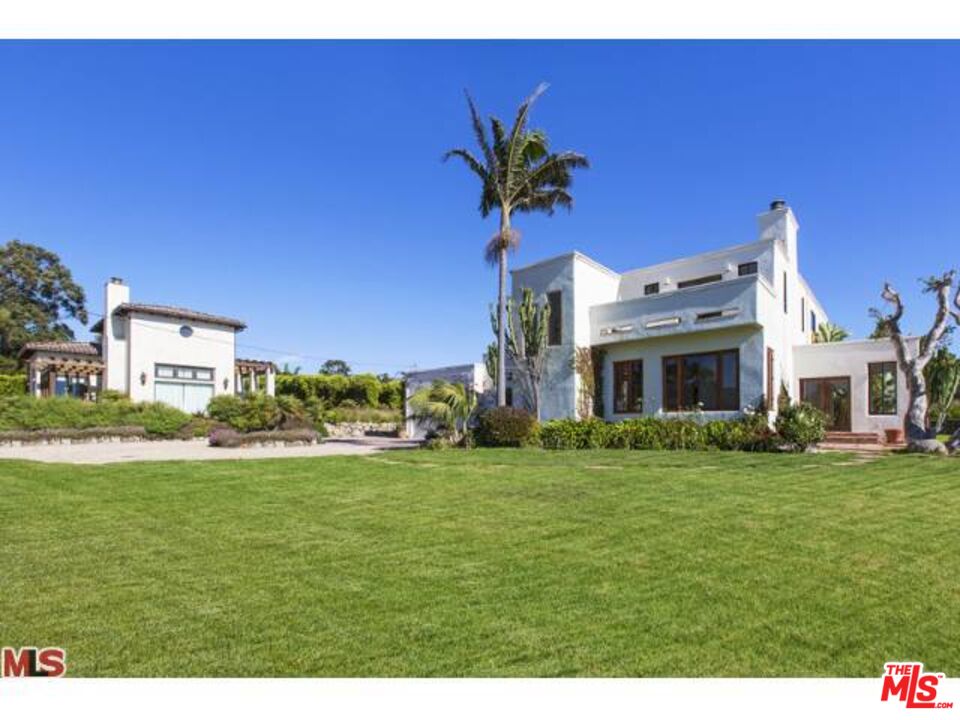 29458 Bluewater Road, Unit GUESTHOUSE Malibu, CA 90265 - Photo 4 of 16 a front view of a house with a yard table and chairs
