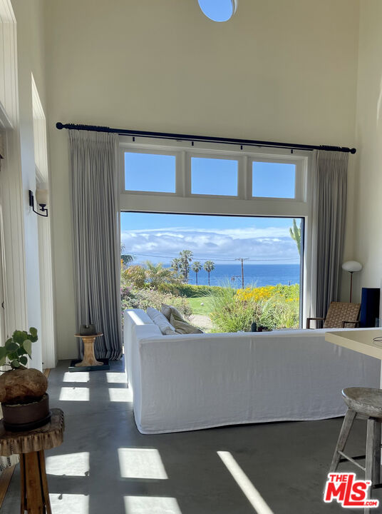 29458 Bluewater Road, Unit GUESTHOUSE Malibu, CA 90265 - Photo 7 of 16 a view of a living room