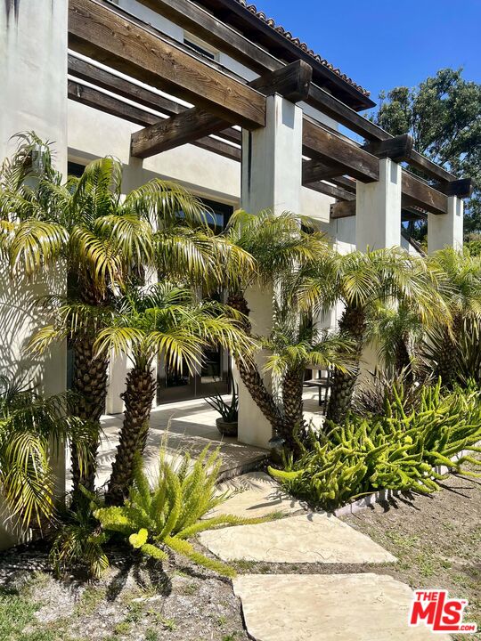 29458 Bluewater Road, Unit GUESTHOUSE Malibu, CA 90265 - Photo 9 of 16 a view of a backyard of the house