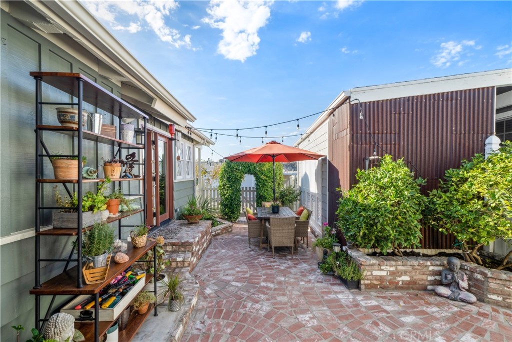 53 Saratoga Newport Beach, CA 92660 - Photo 20 of 31 a backyard of a house with lots of green space