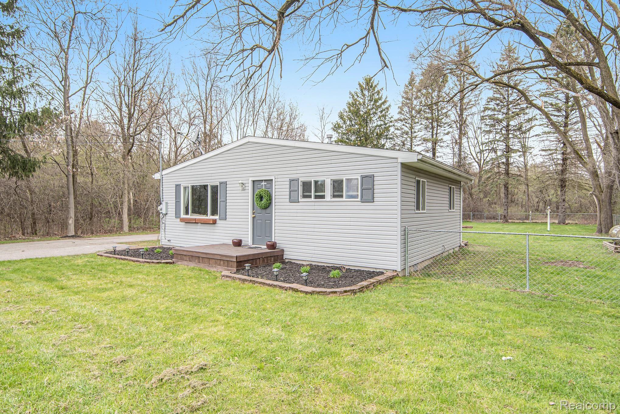 3331 East Pierson Road Flint, MI 48506 - Photo 2 of 18 DSC_1229.jpg