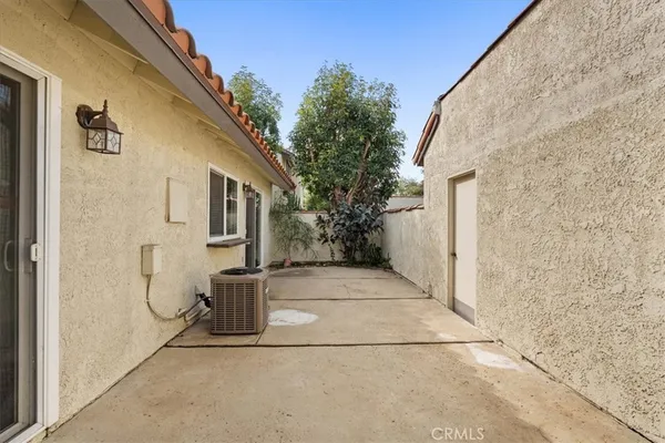 a view of back yard of the house