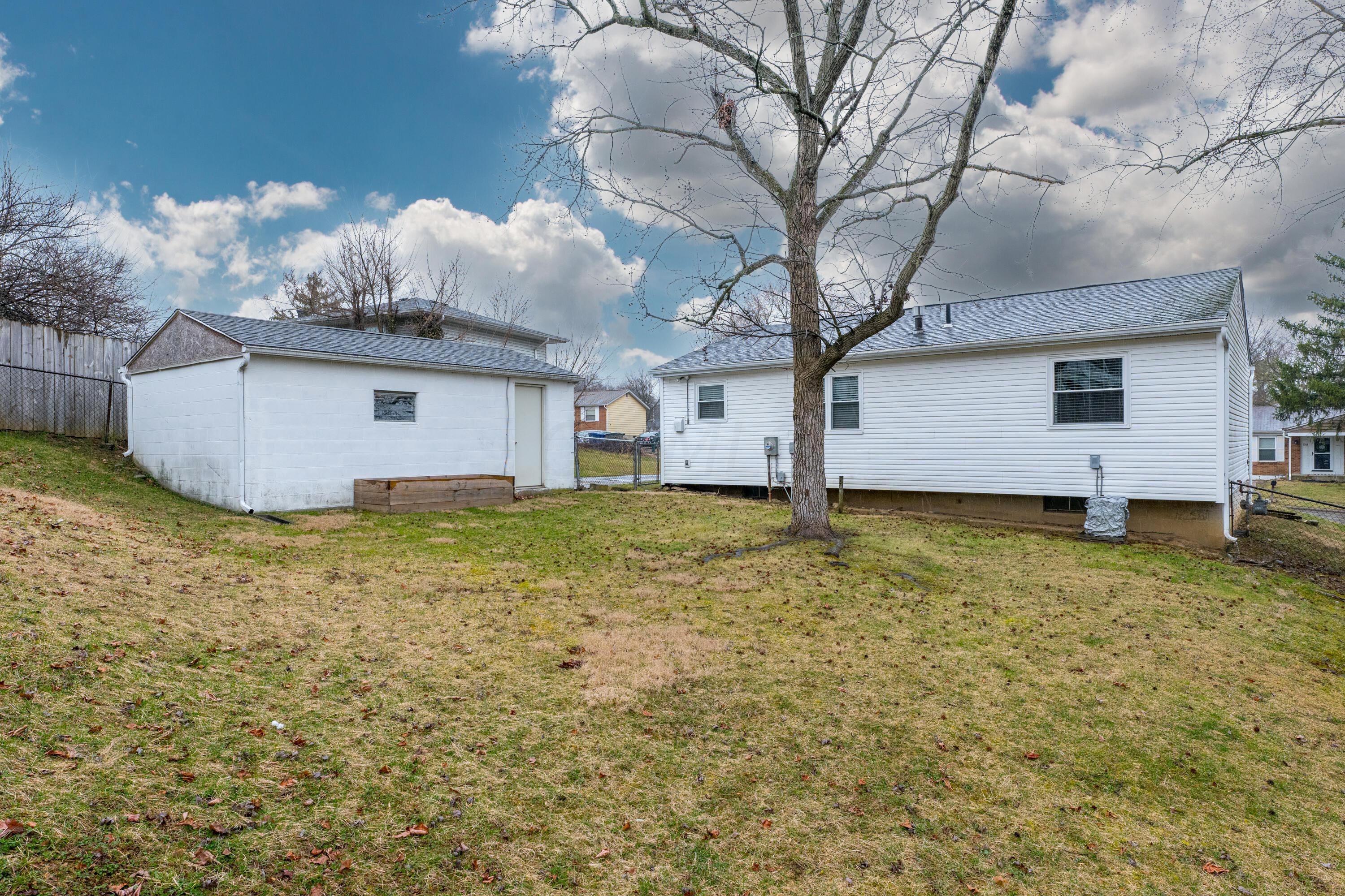 1557 Fall Brook Road Columbus, OH 43223 - Photo 2 of 42 047P1762473-edit