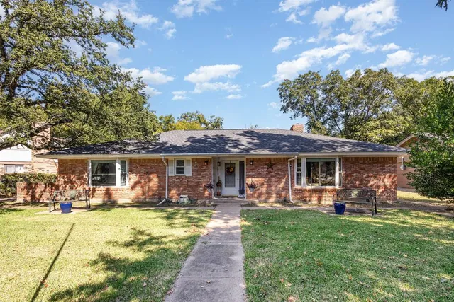 $300,000 | 2015 Woods Drive, Arlington, TX 76010