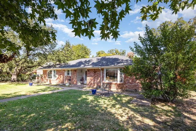 $300,000 | 2015 Woods Drive, Arlington, TX 76010