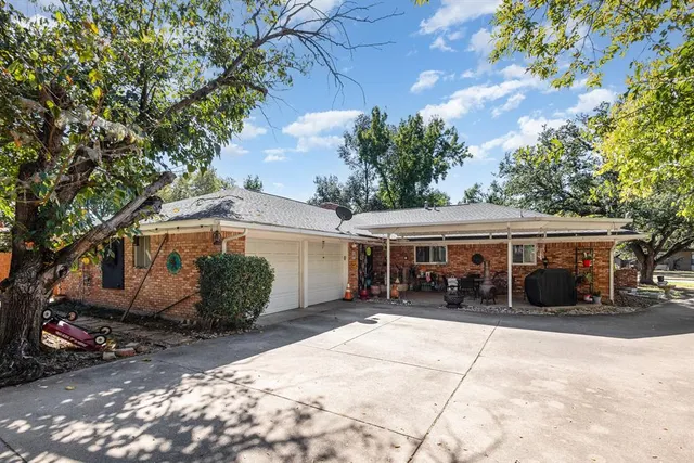 $300,000 | 2015 Woods Drive, Arlington, TX 76010