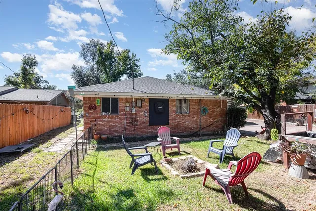 $300,000 | 2015 Woods Drive, Arlington, TX 76010