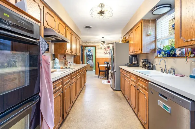 $300,000 | 2015 Woods Drive, Arlington, TX 76010