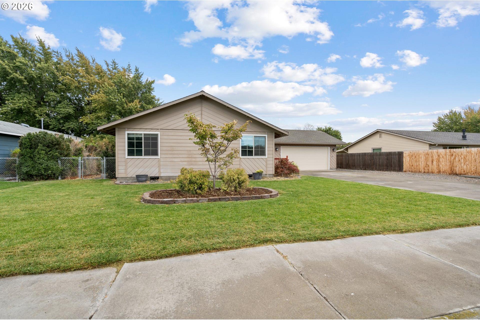835 Southwest 13th Place Hermiston, OR 97838 - Photo 3 of 28 Gallery Image 3