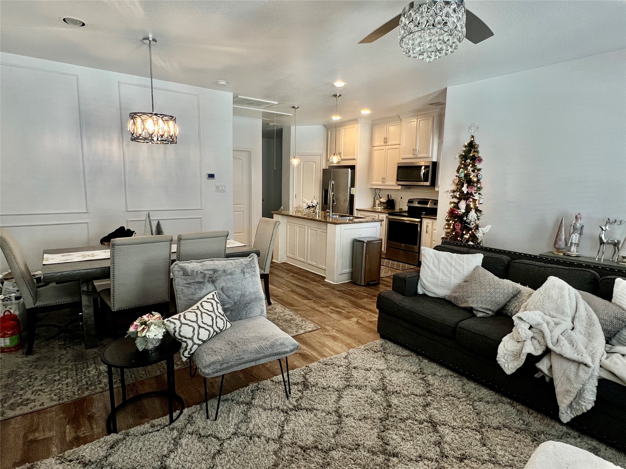312 Mission Lane Houston, TX 77011 - Photo 2 of 19 a living room with furniture and wooden floor