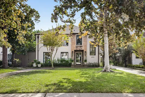 a view of a backyard with sitting area and furniture