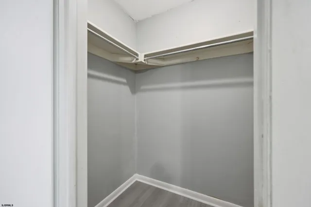 a view of a livingroom with a ceiling fan & hardwood floor