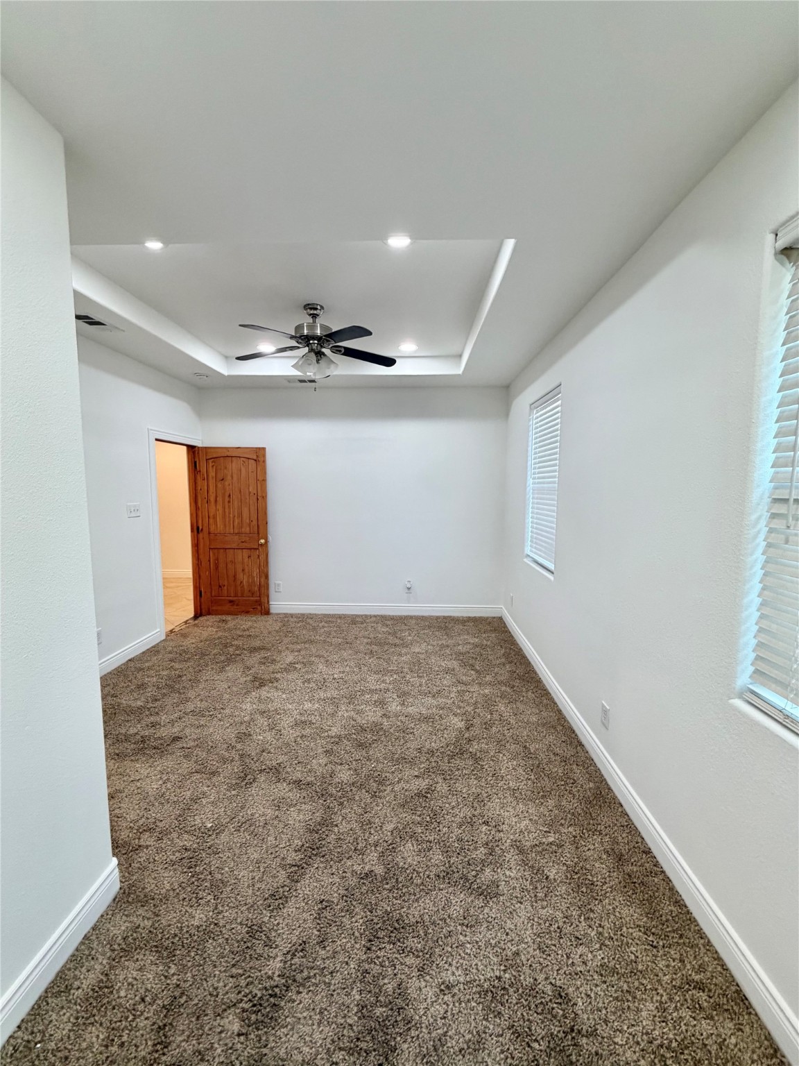 1530 Dearing Street Port Neches, TX 77651 - Photo 14 of 28 en empty room with windows and ceiling fan