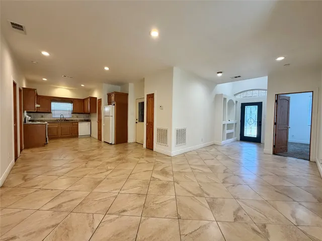 a view of livingroom with furniture