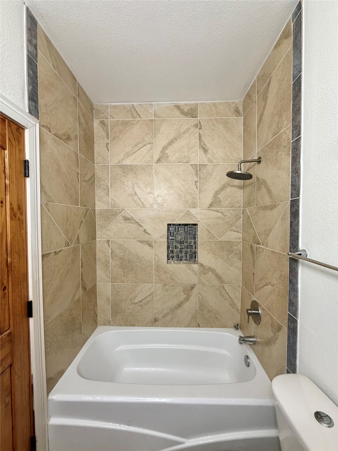 1530 Dearing Street Port Neches, TX 77651 - Photo 24 of 28 a bathroom with a shower and a bathtub