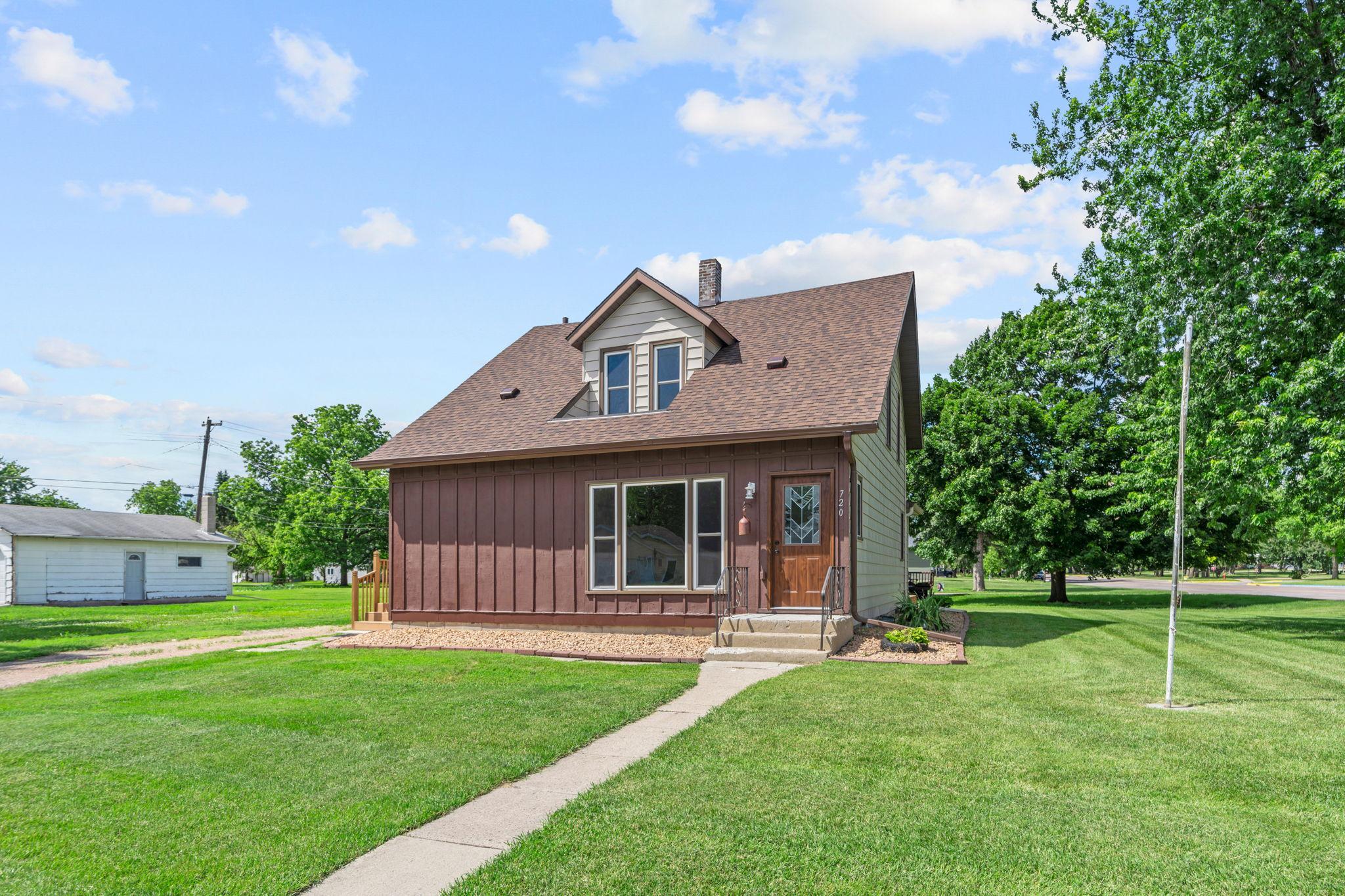 720 Fir Avenue Bird Island, MN 55310 - Photo 5 of 55