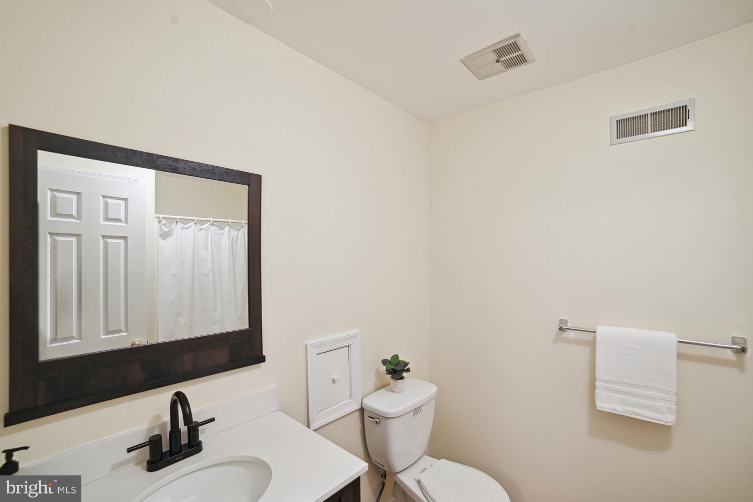 1915 Longmead Road Silver Spring, MD 20906 - Photo 33 of 52 Full bathroom