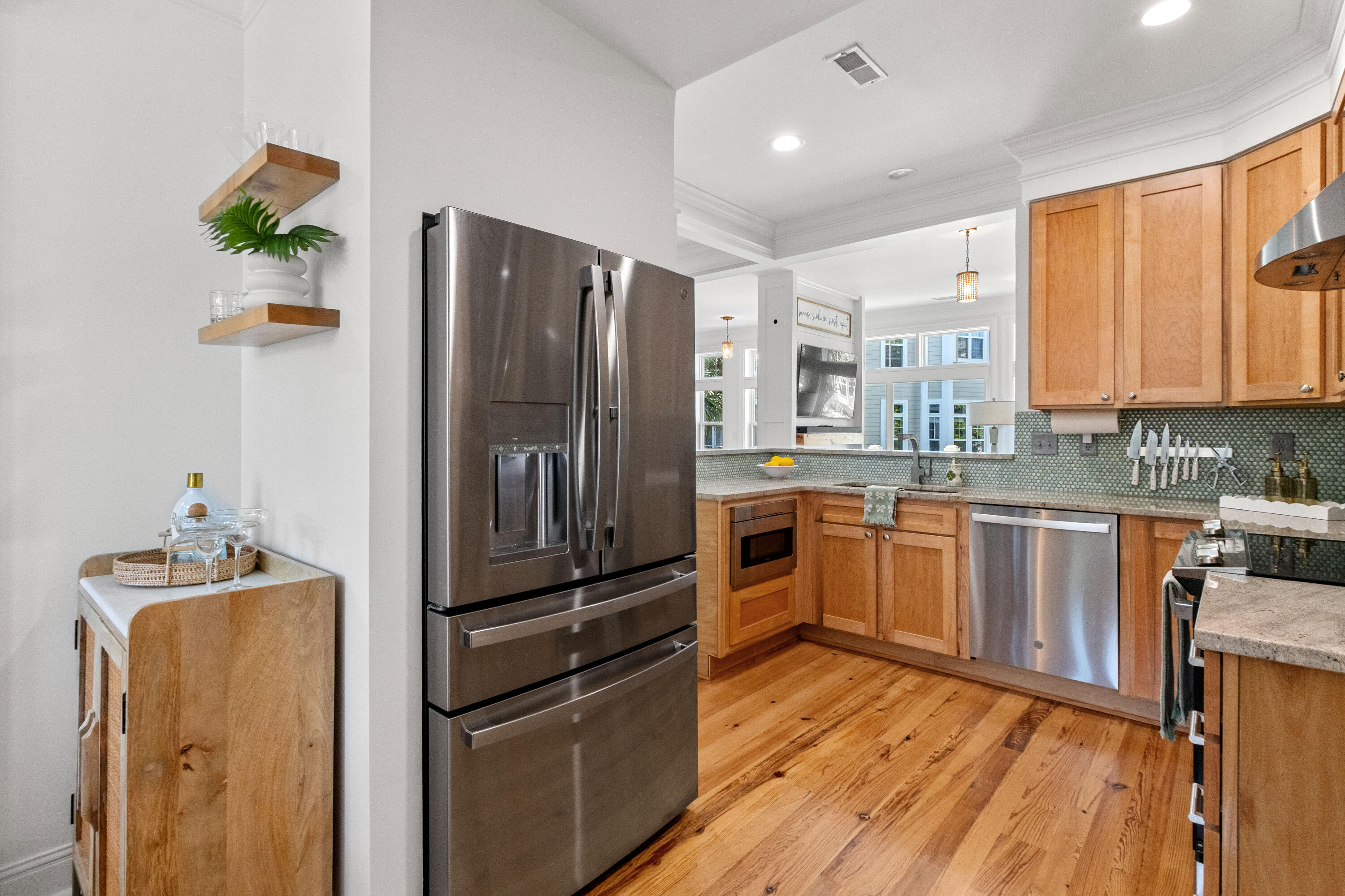 1908 English Ivy Court Mount Pleasant, SC 29464 - Photo 5 of 46 1908EnglishIvyCt-CasaVerdeMediaLLC22