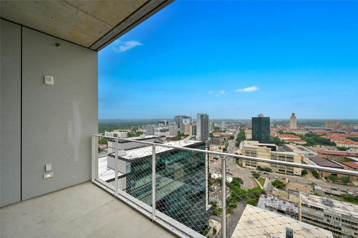 313 West 17th Street, Unit 1702 Austin, TX 78701 - Photo 10 of 34 This unit offers breathtaking views of downtown Austin, the Hill Country, and the UT Campus.