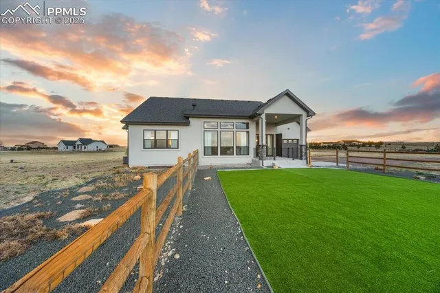 a view of a house with a yard