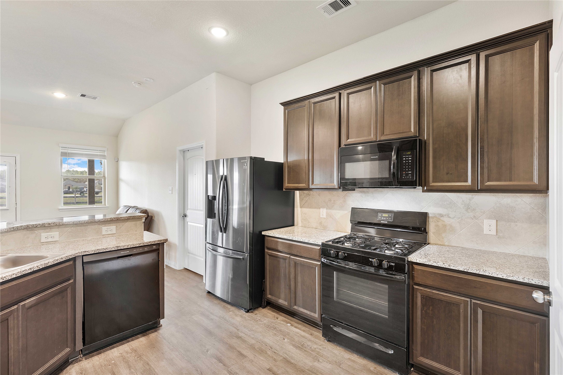 213 Kickapoo Drive Anahuac, TX 77514 - Photo 11 of 37