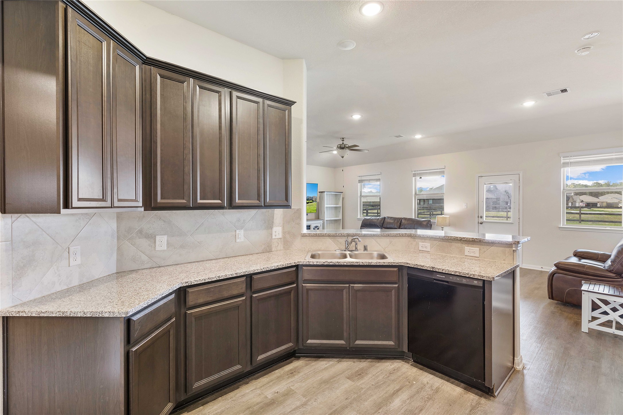 213 Kickapoo Drive Anahuac, TX 77514 - Photo 10 of 37