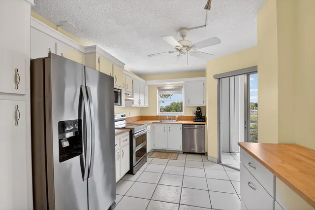 $150,000 | 3871 Via Poinciana, Unit 404, Lake Worth, FL 33467
