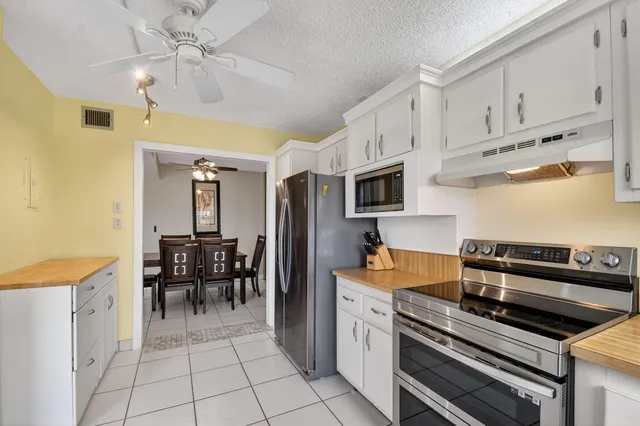 $150,000 | 3871 Via Poinciana, Unit 404, Lake Worth, FL 33467