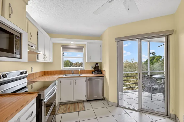 $150,000 | 3871 Via Poinciana, Unit 404, Lake Worth, FL 33467