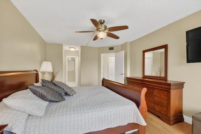 $150,000 | 3871 Via Poinciana, Unit 404, Lake Worth, FL 33467