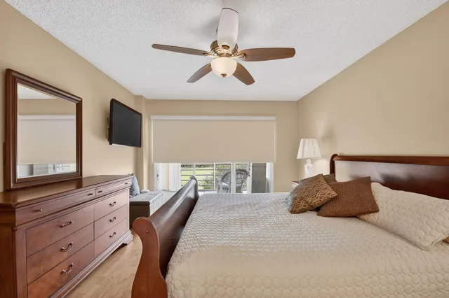 $150,000 | 3871 Via Poinciana, Unit 404, Lake Worth, FL 33467