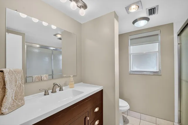 $150,000 | 3871 Via Poinciana, Unit 404, Lake Worth, FL 33467