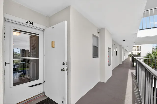 $150,000 | 3871 Via Poinciana, Unit 404, Lake Worth, FL 33467