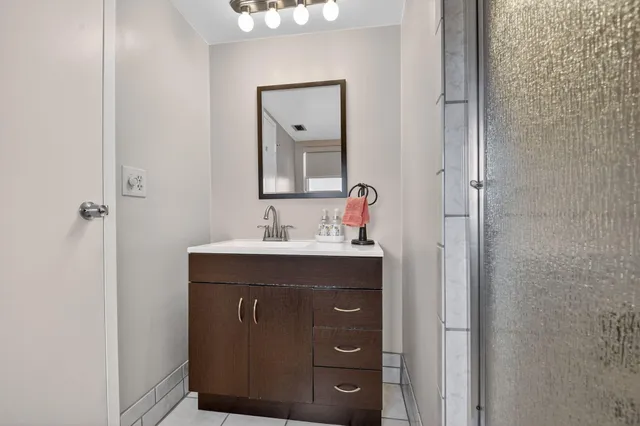 $150,000 | 3871 Via Poinciana, Unit 404, Lake Worth, FL 33467