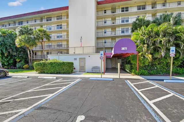 $150,000 | 3871 Via Poinciana, Unit 404, Lake Worth, FL 33467