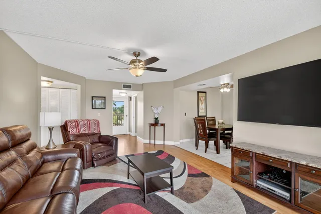 $150,000 | 3871 Via Poinciana, Unit 404, Lake Worth, FL 33467