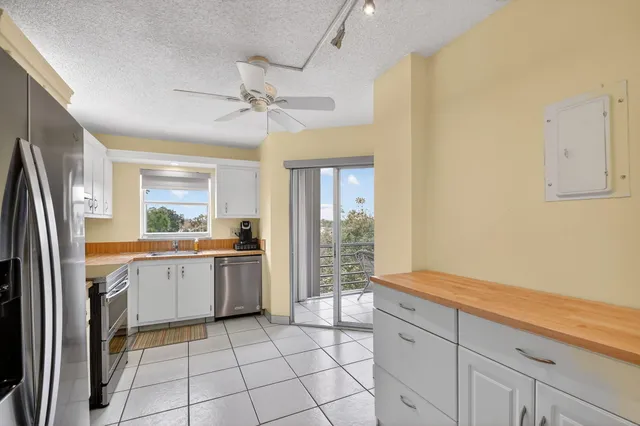 $150,000 | 3871 Via Poinciana, Unit 404, Lake Worth, FL 33467