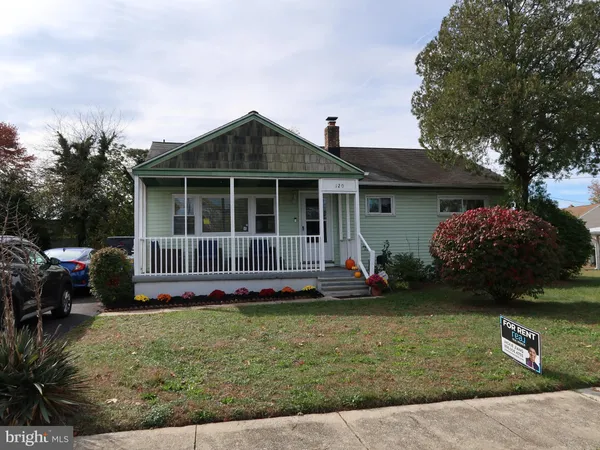 a view of a house with backyard and garden